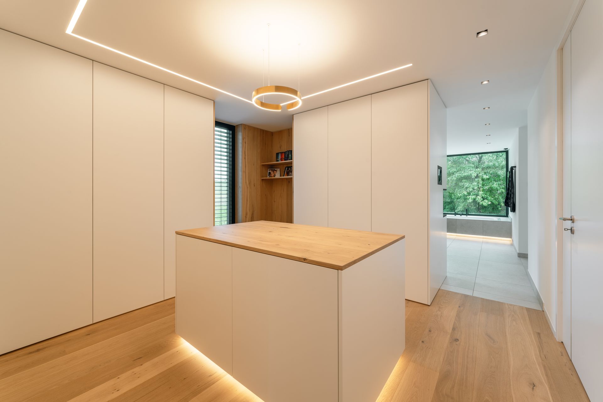 Bleuchtete Kommode in Weiß