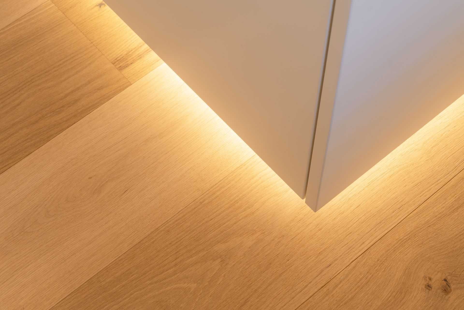 Beleuchtetes Möbelstück auf Holzboden