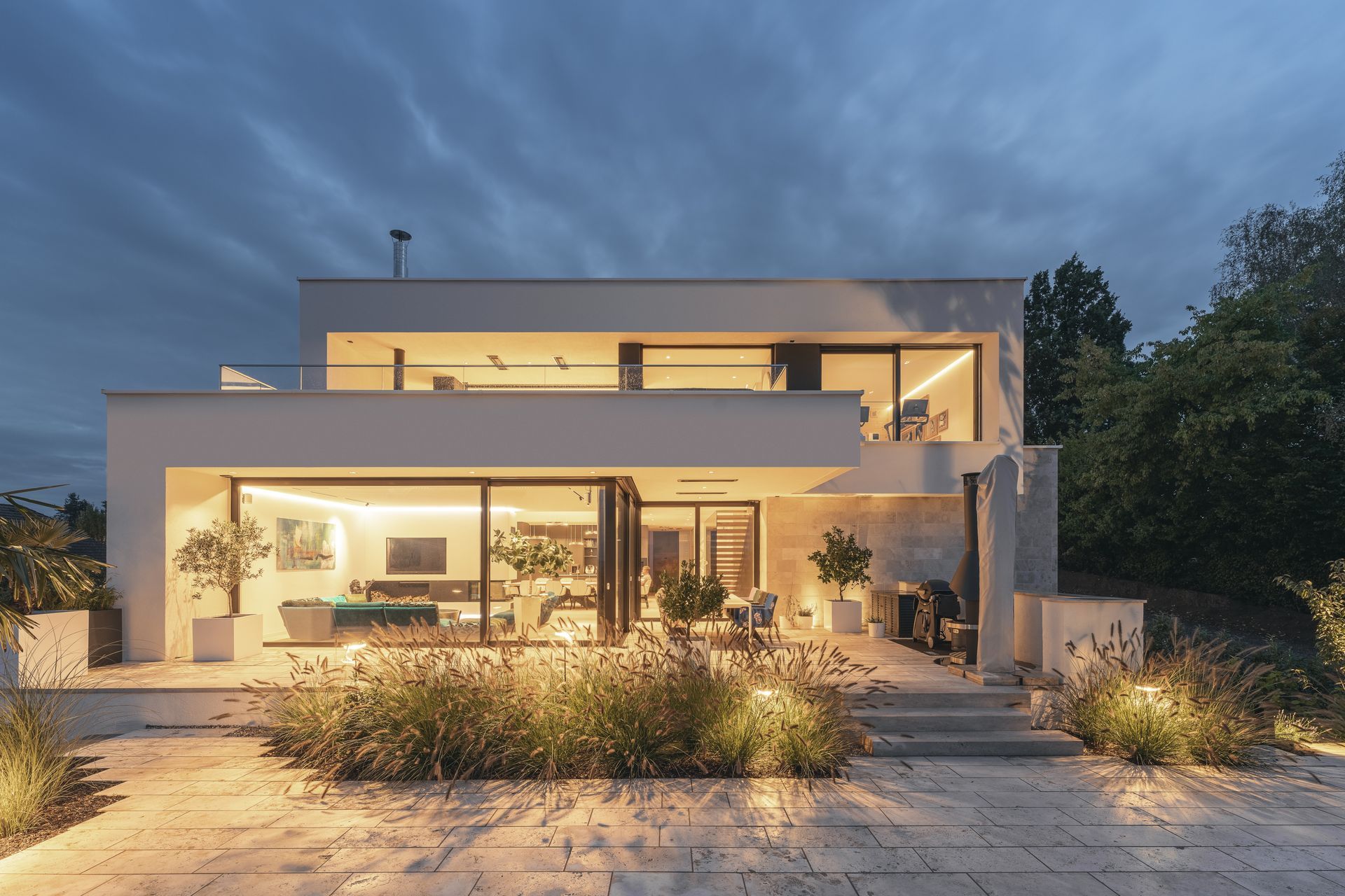 Modernes Wohnhaus mit aus Steinen gestalteter Terrasse