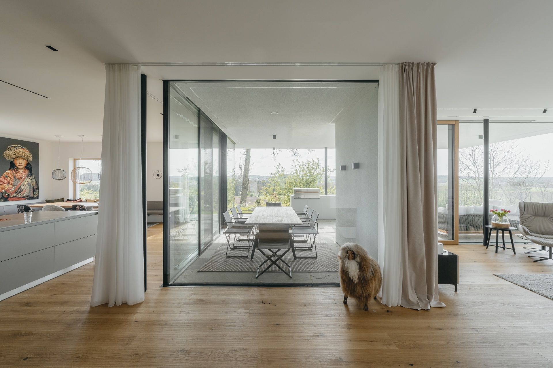 Moderner Wohnbereich mit Holzboden