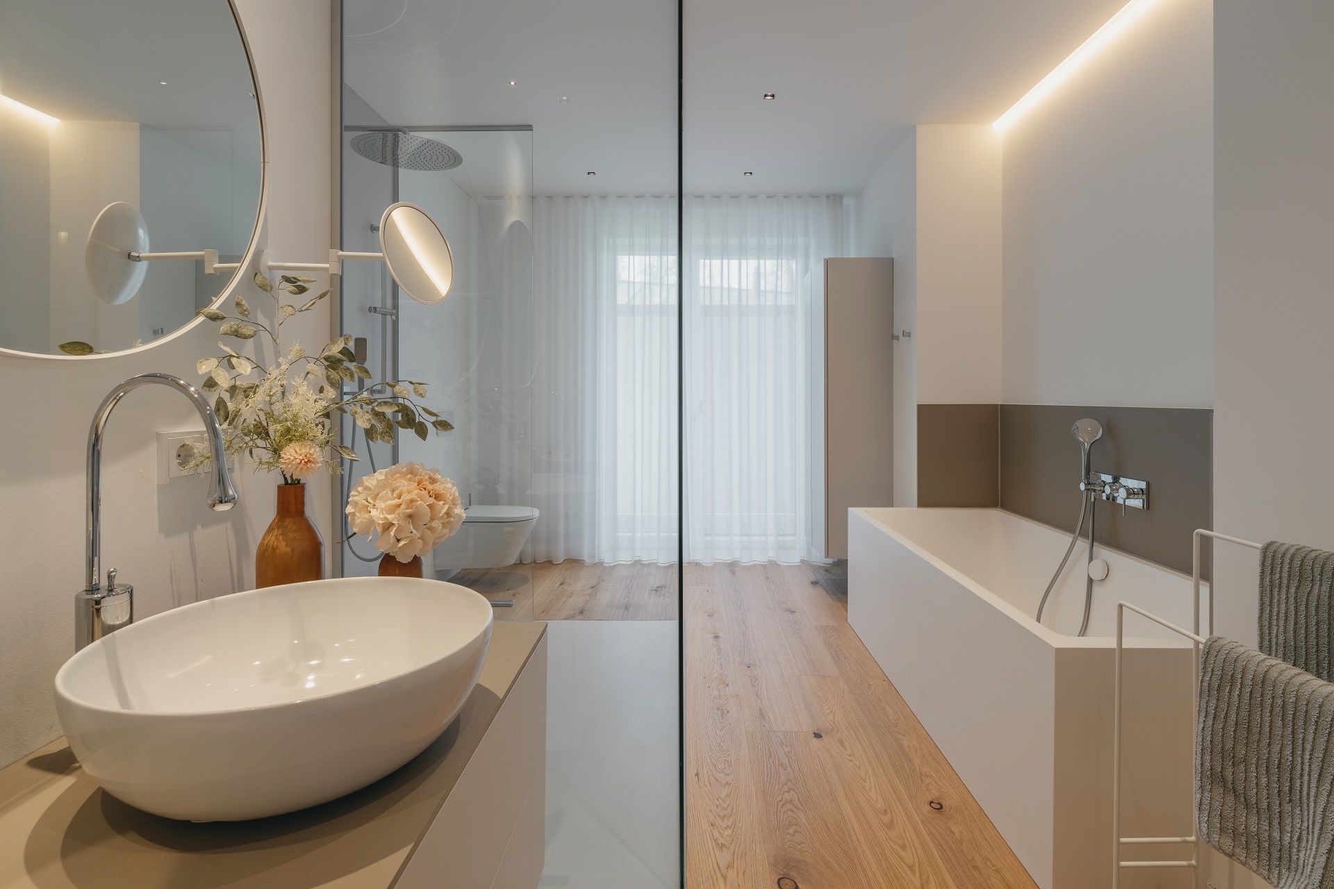 modernes Badezimmer mit Holzboden