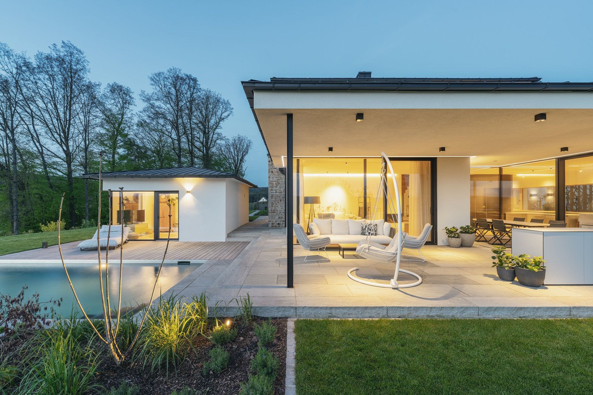 Modernes Wohnhaus mit aus Steinen gestalteter Terrasse