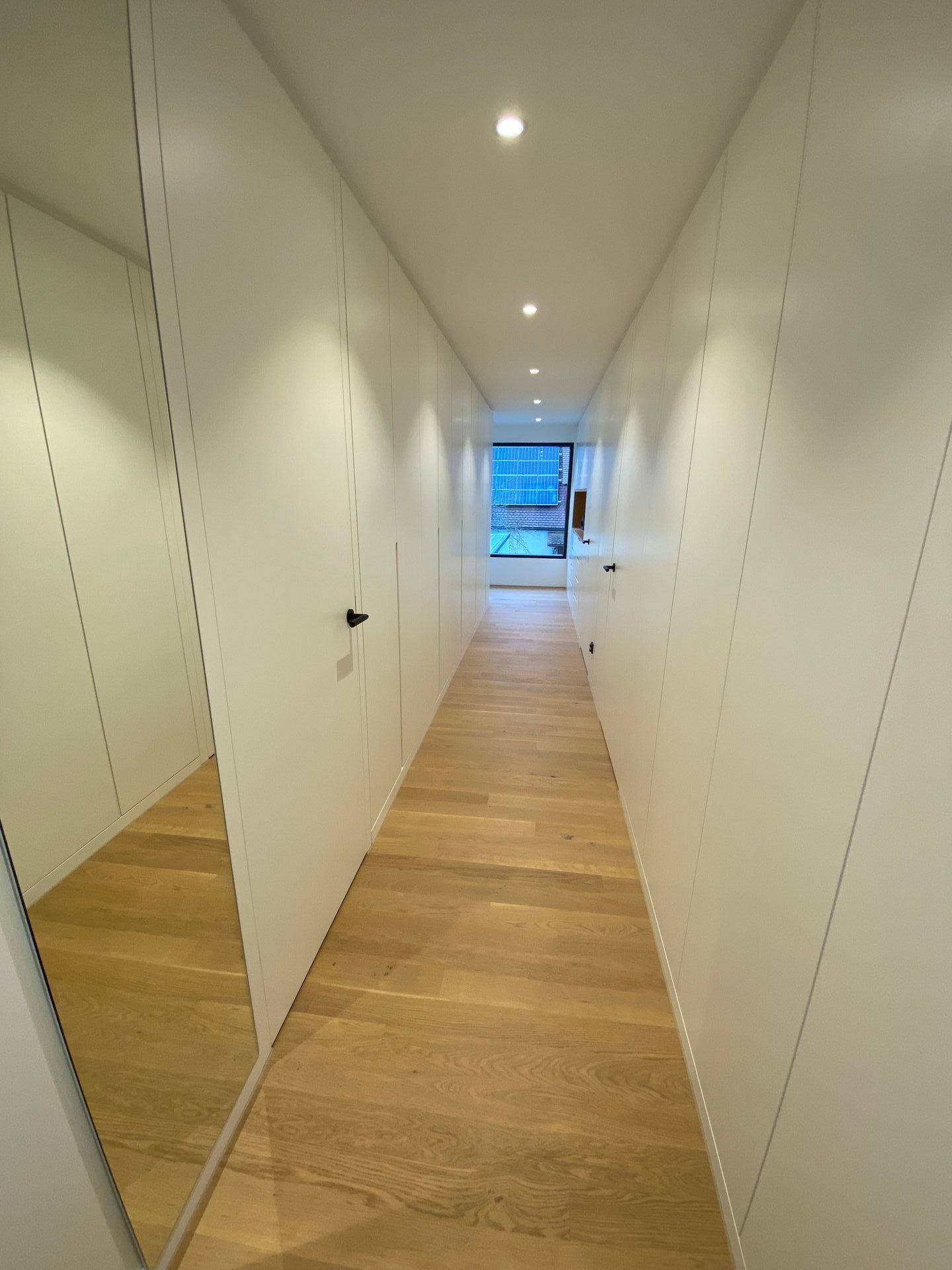 Blick durch langen Flur mit Holzboden