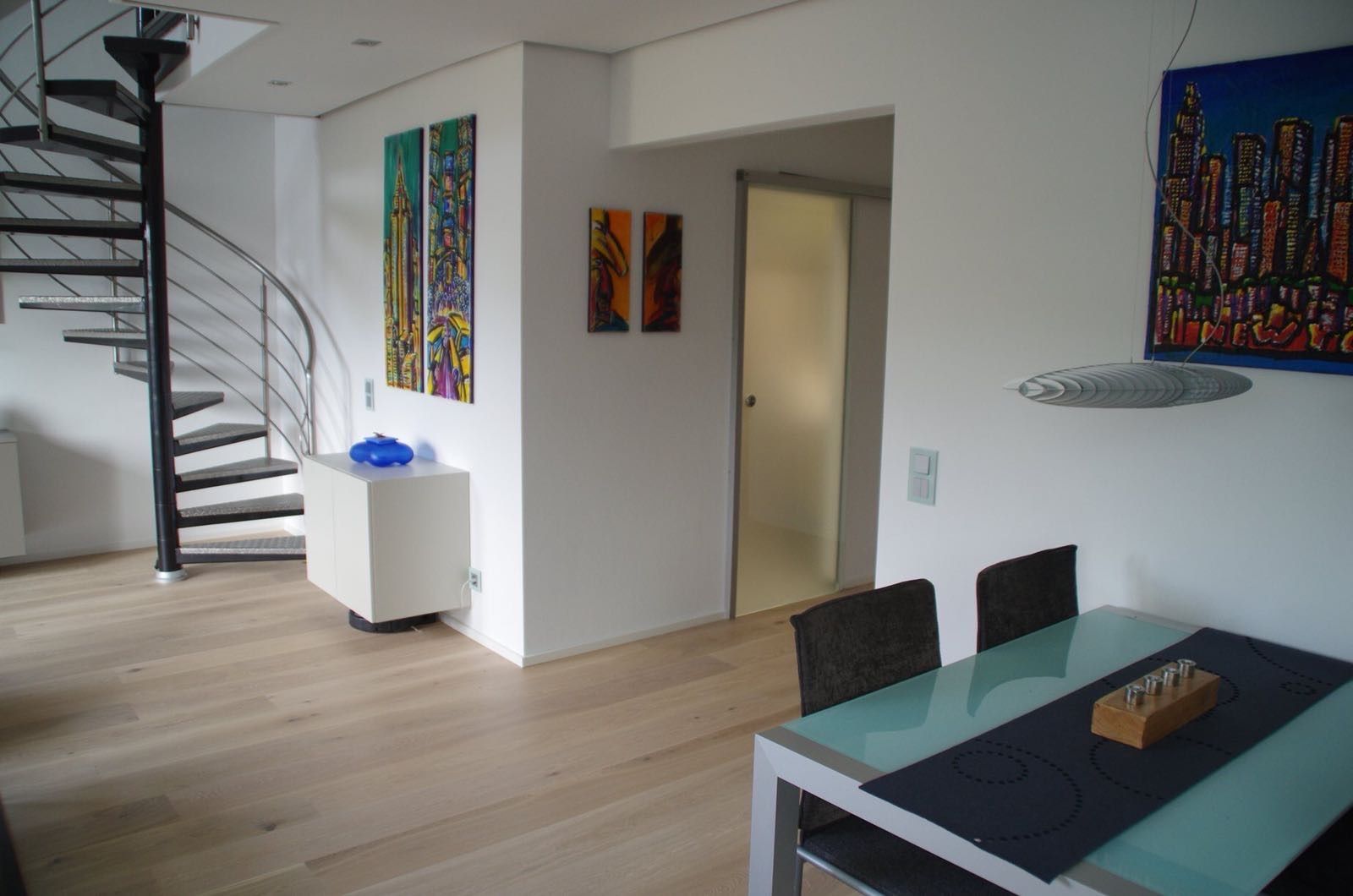 Neu gestalteter Wohnbereich mit Wendeltreppe