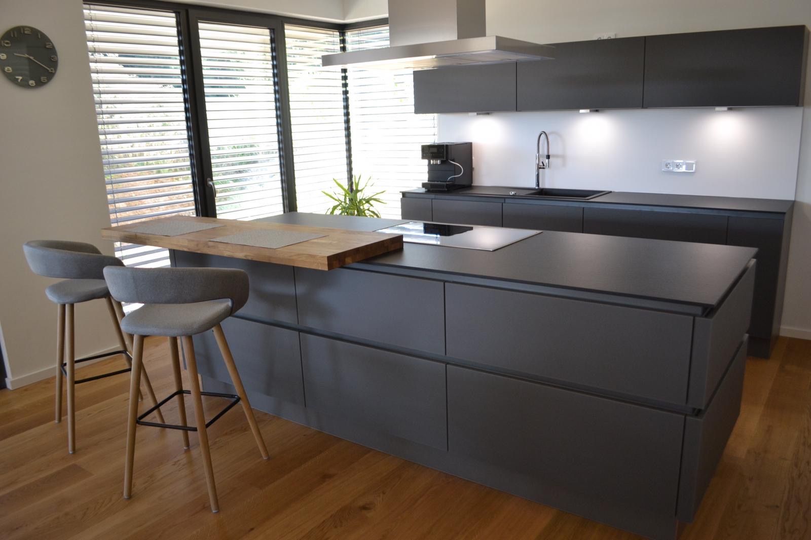 Graue Küchenzeile auf braunen Holzboden