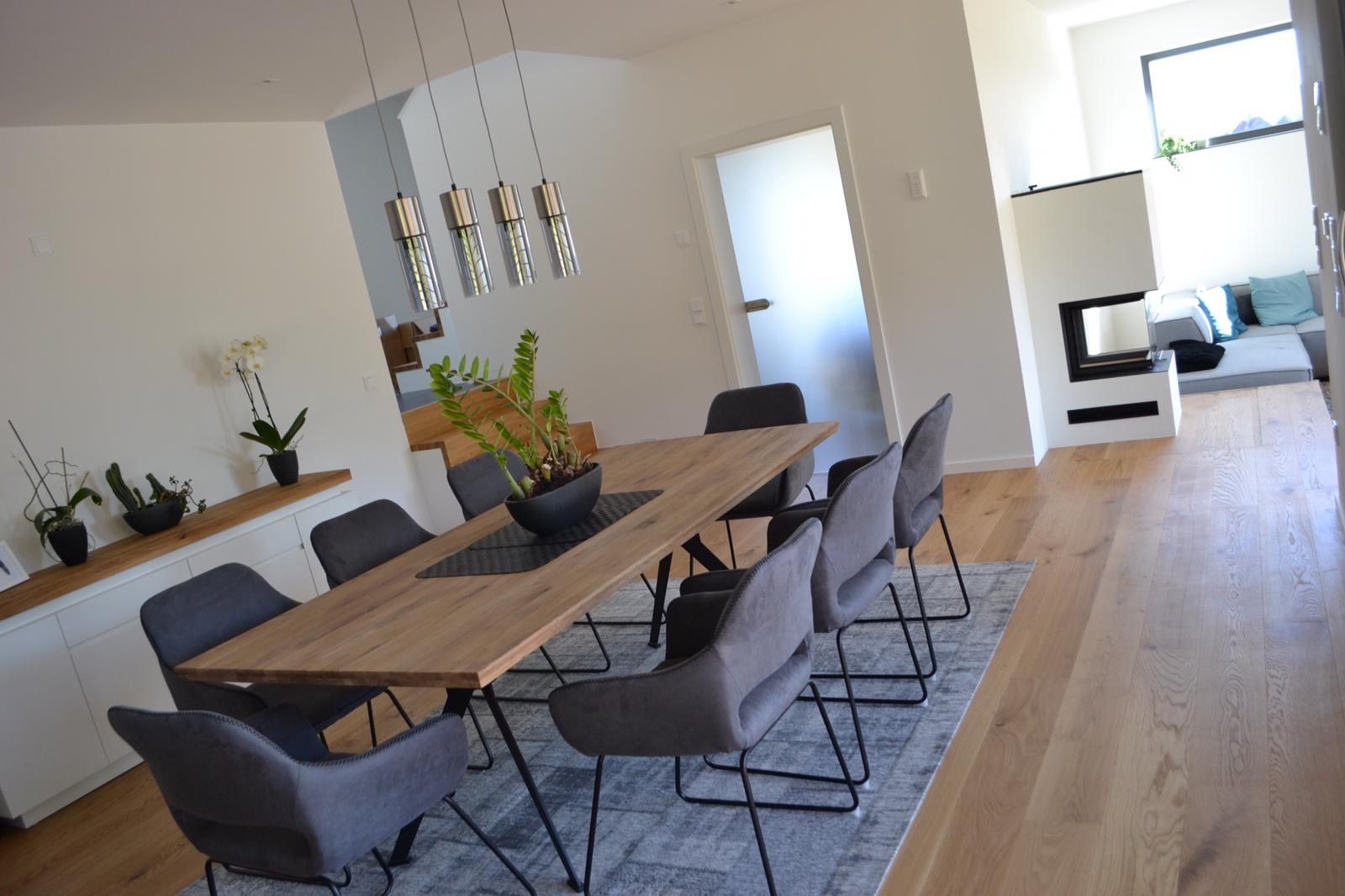 Mitarbeiter sanieren einen Boden in einem Raum