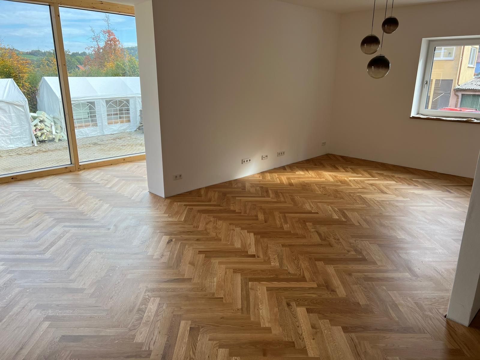 Boden mit Fischgrätenmuster