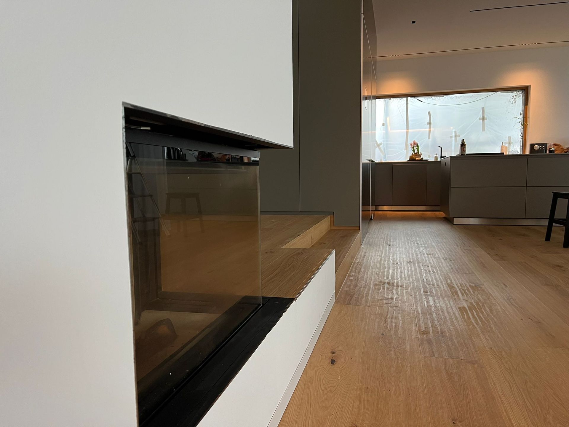 Seitlicher Blick auf weißen Kamin