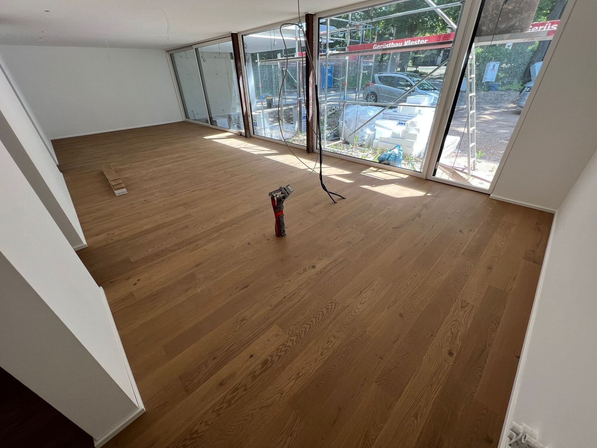 Renovierter Raum mit frisch verlegten Holzboden