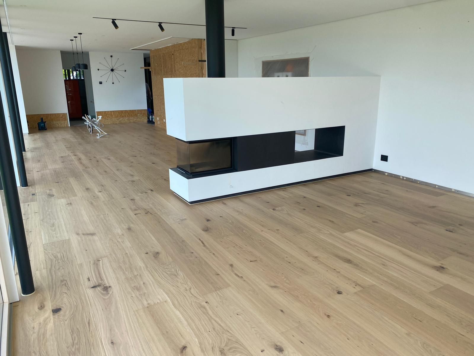 Weiße Theke auf braunen Holzboden