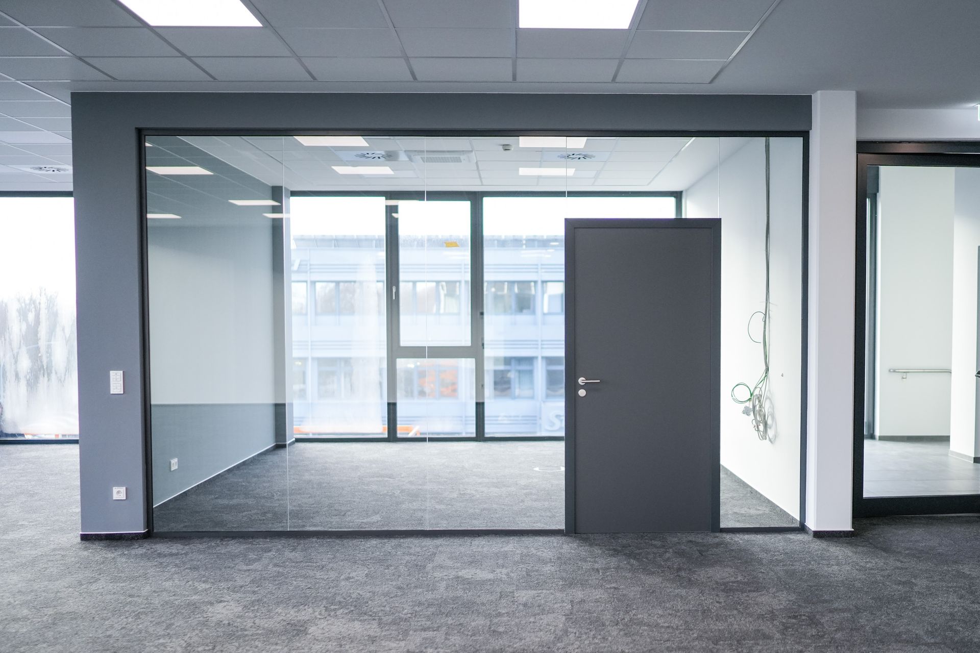 Moderne Teppichfliesen im Büroräumen