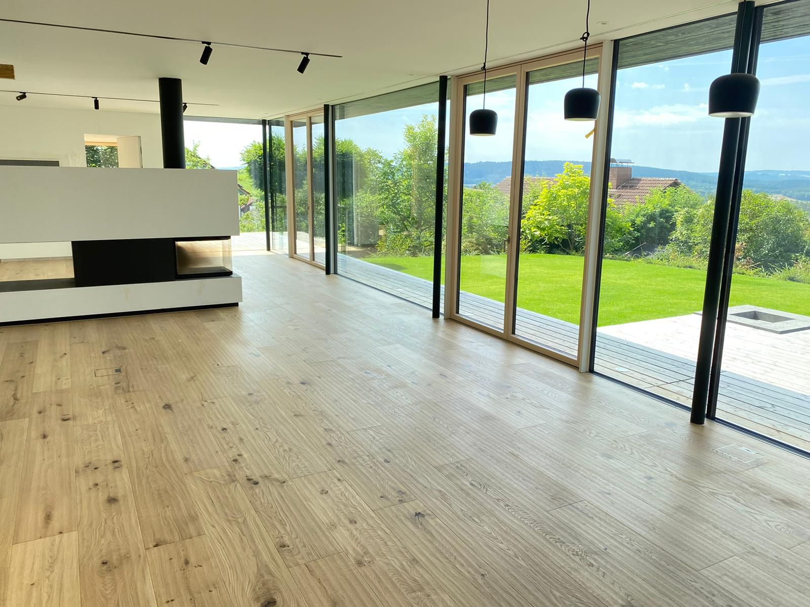 Frontaler Blick auf Theke mit offener Fensterfront