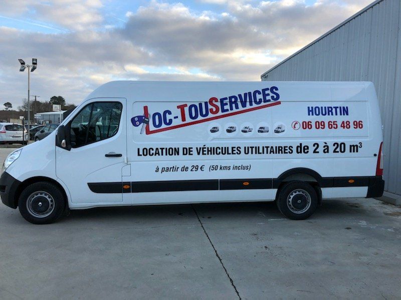 Camionnette longue blanche avec flocage Loc-TouServices