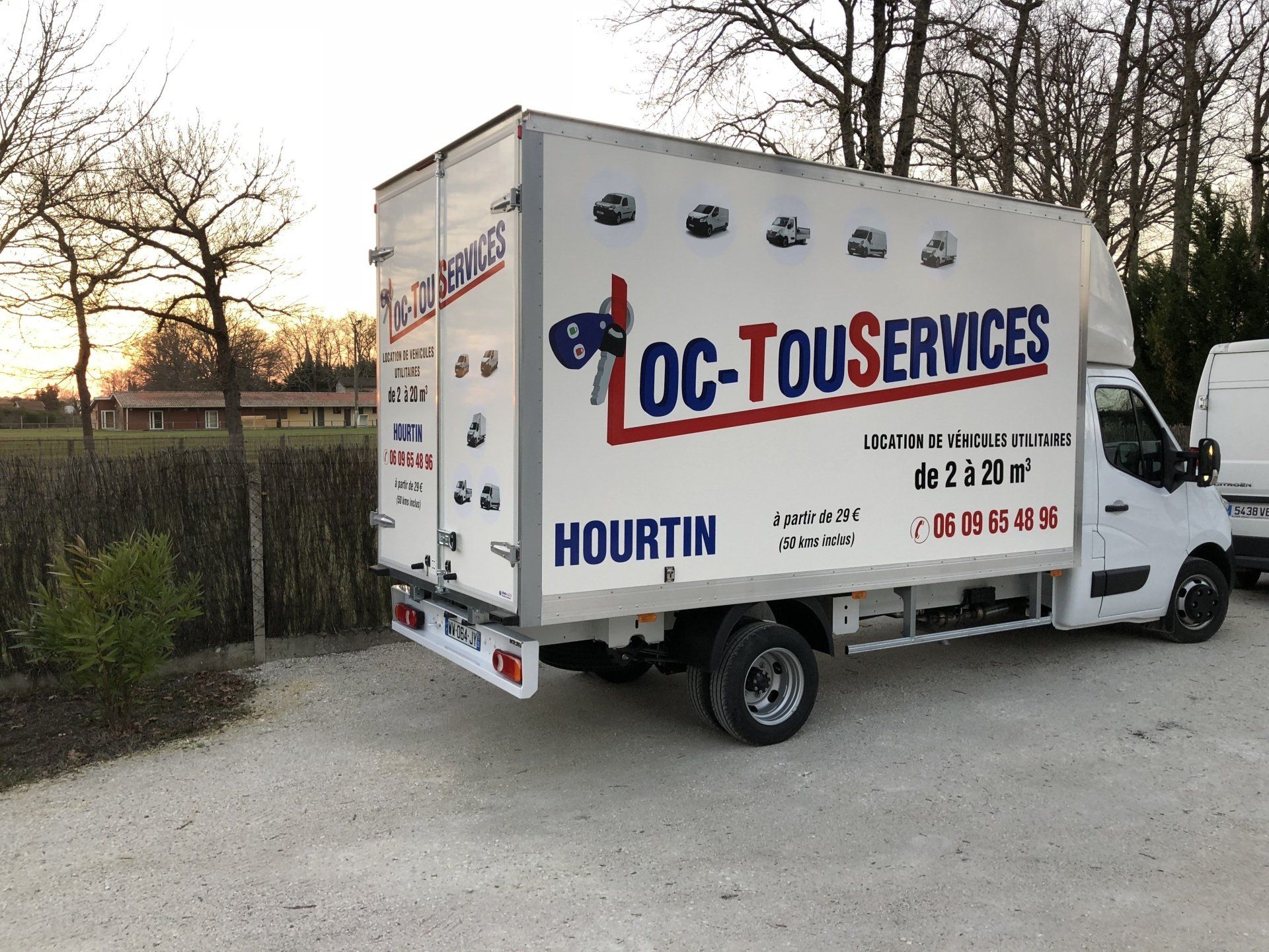 Camionnette poids-lourd avec flocages Loc-TouServices