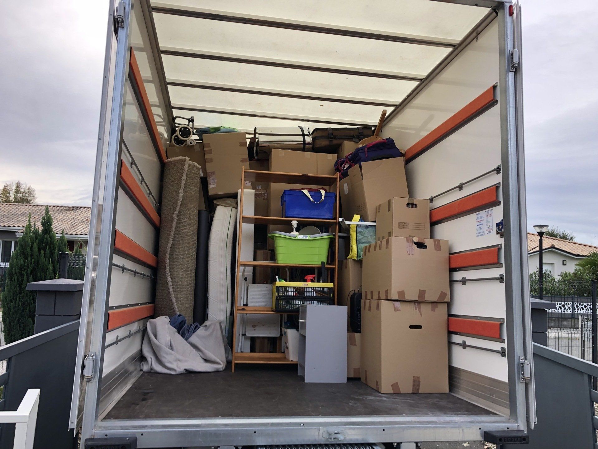 Cartons et meubles dans poids lourd