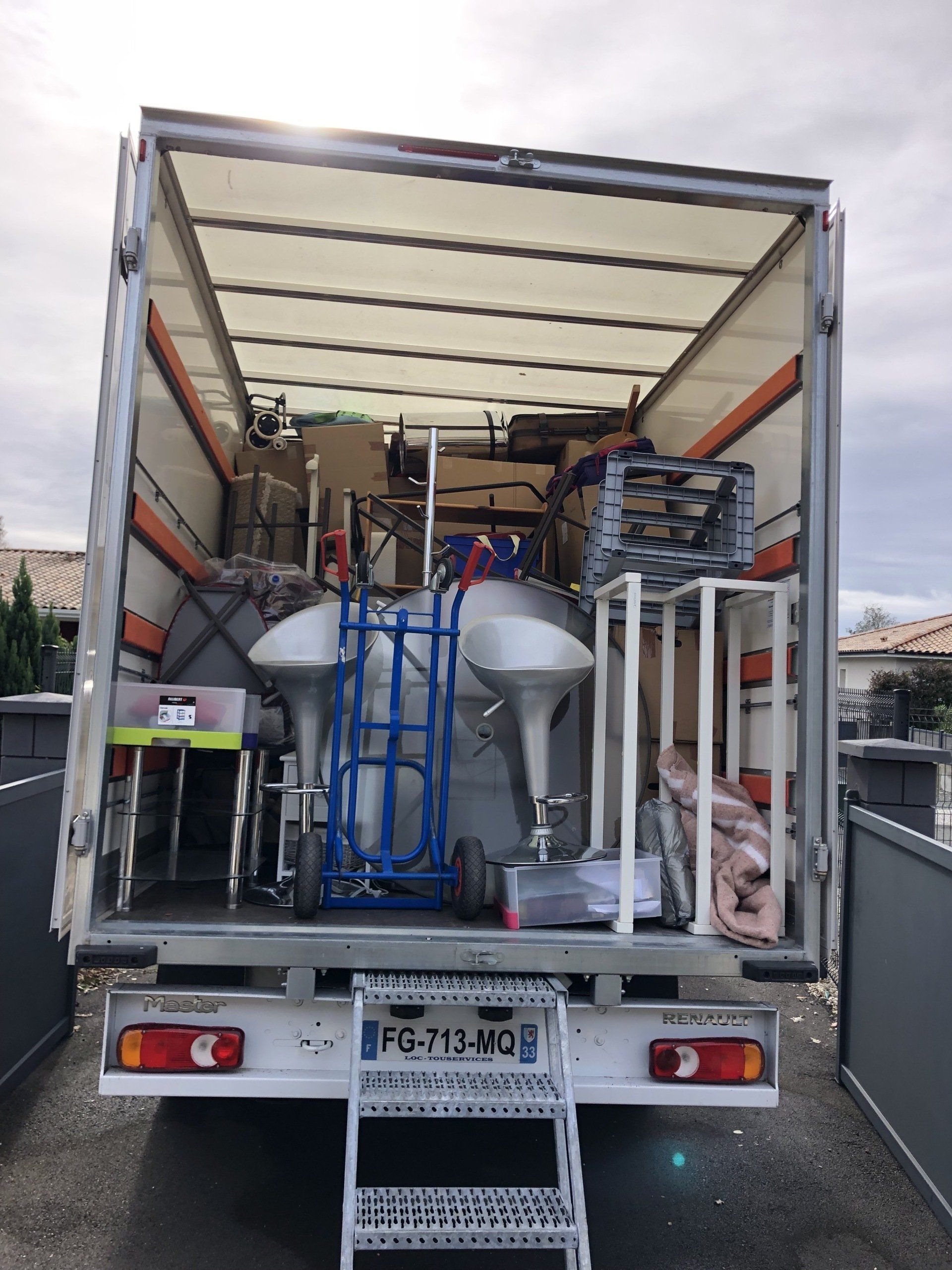 Meuble de présentation et cartons dans poids lourd