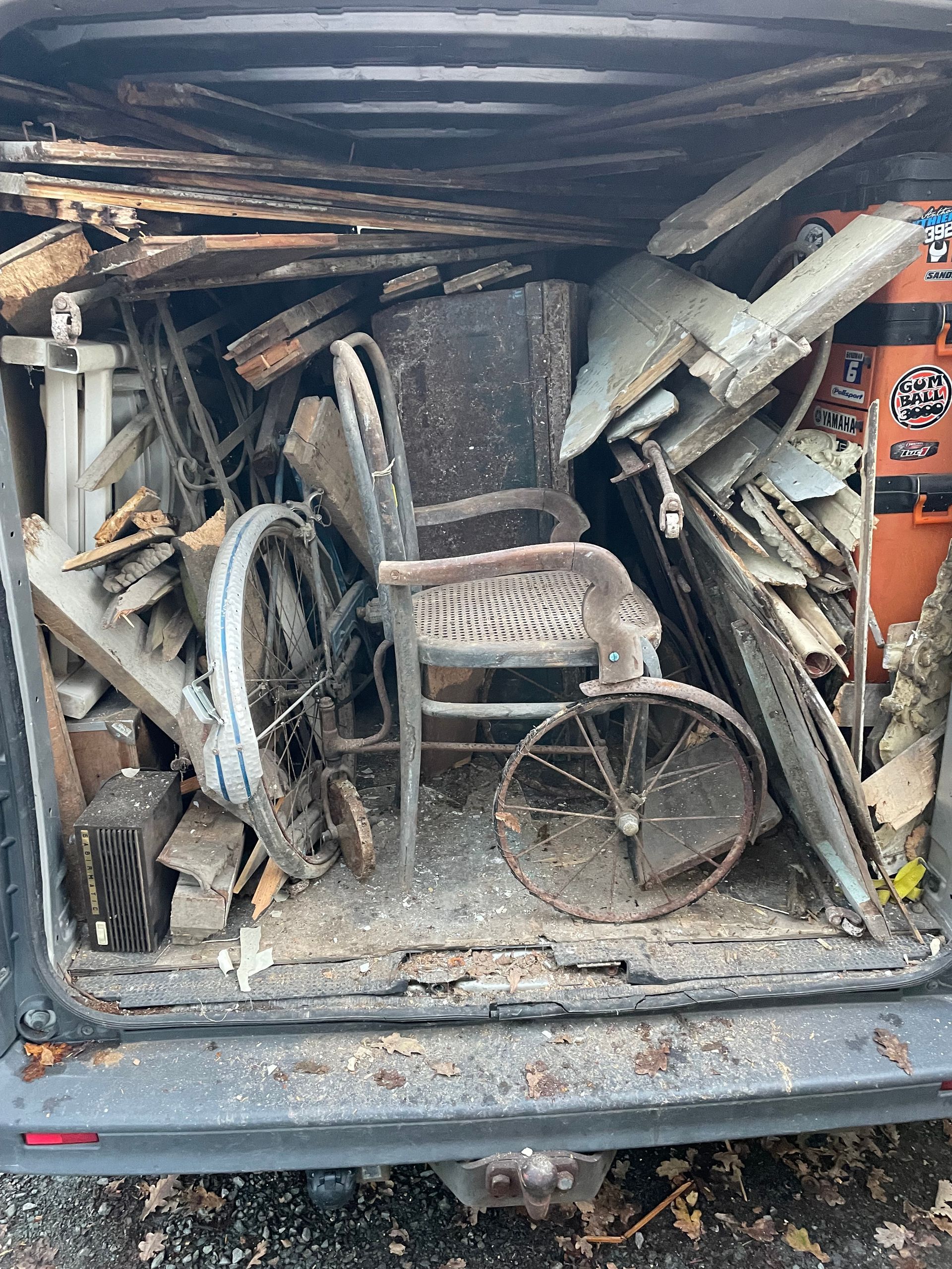 Chaises entassées en bois dans poids lourd ouvert