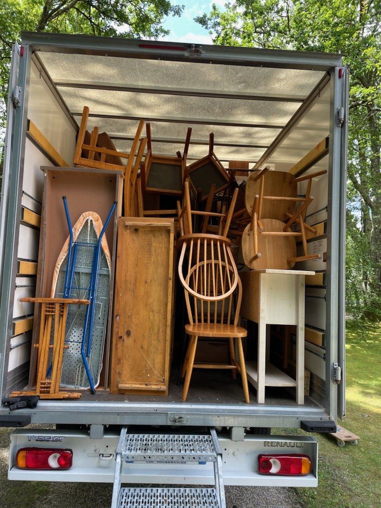 Meubles en bois et table à repasser dans camion de déménagement