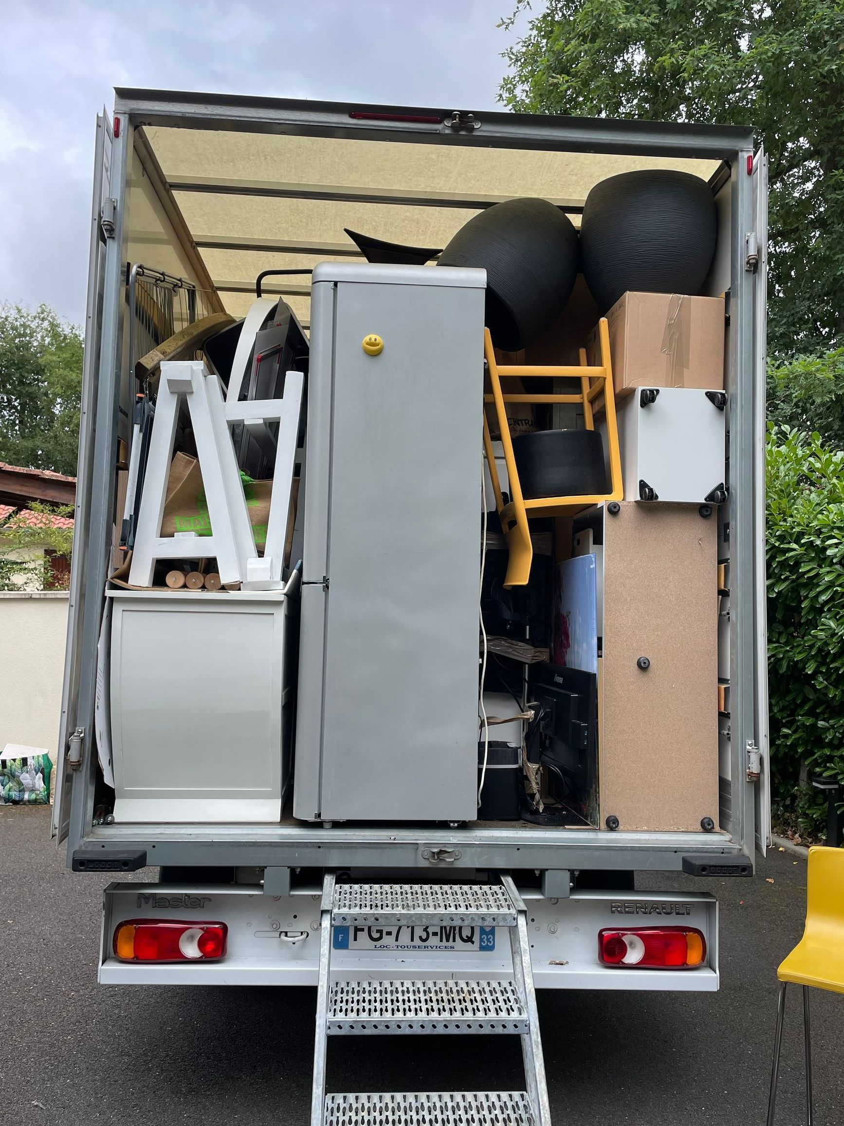 Tas de meuble avec frigo dans camionnette ouverte