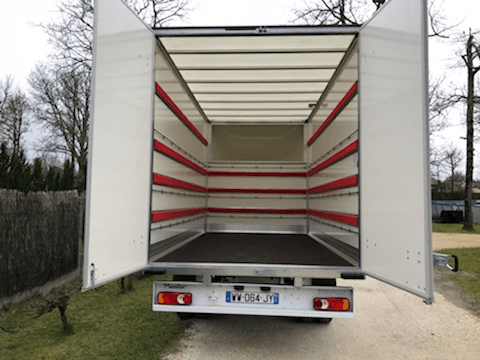 Poids lourd ouvert vide