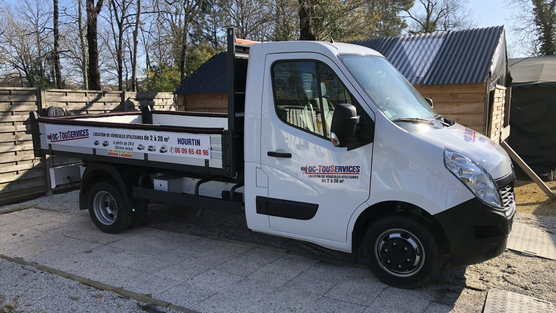 Camion-benne blanc avec flocage Loc-TouServices