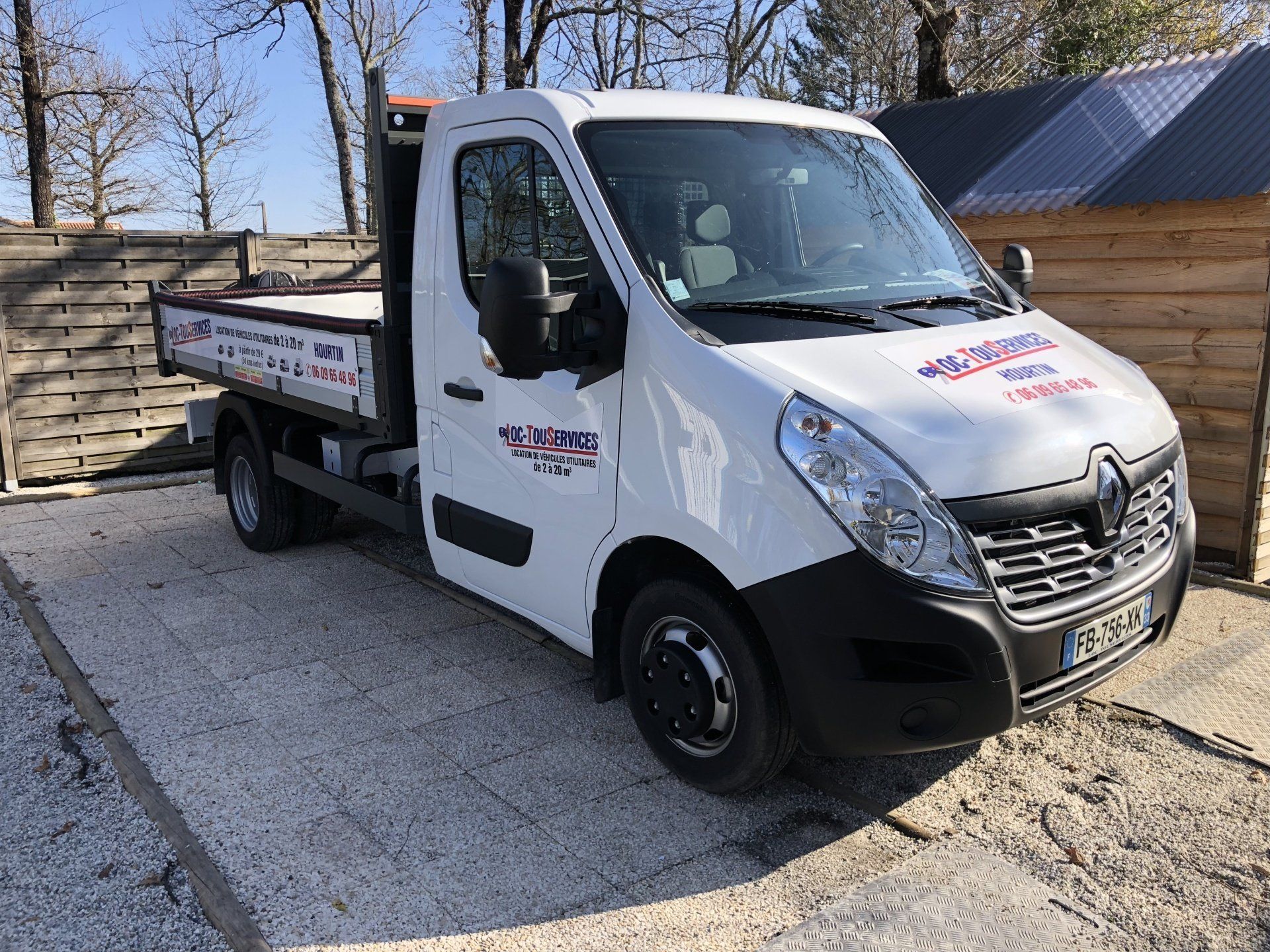 Photo du camion-benne blanc vide