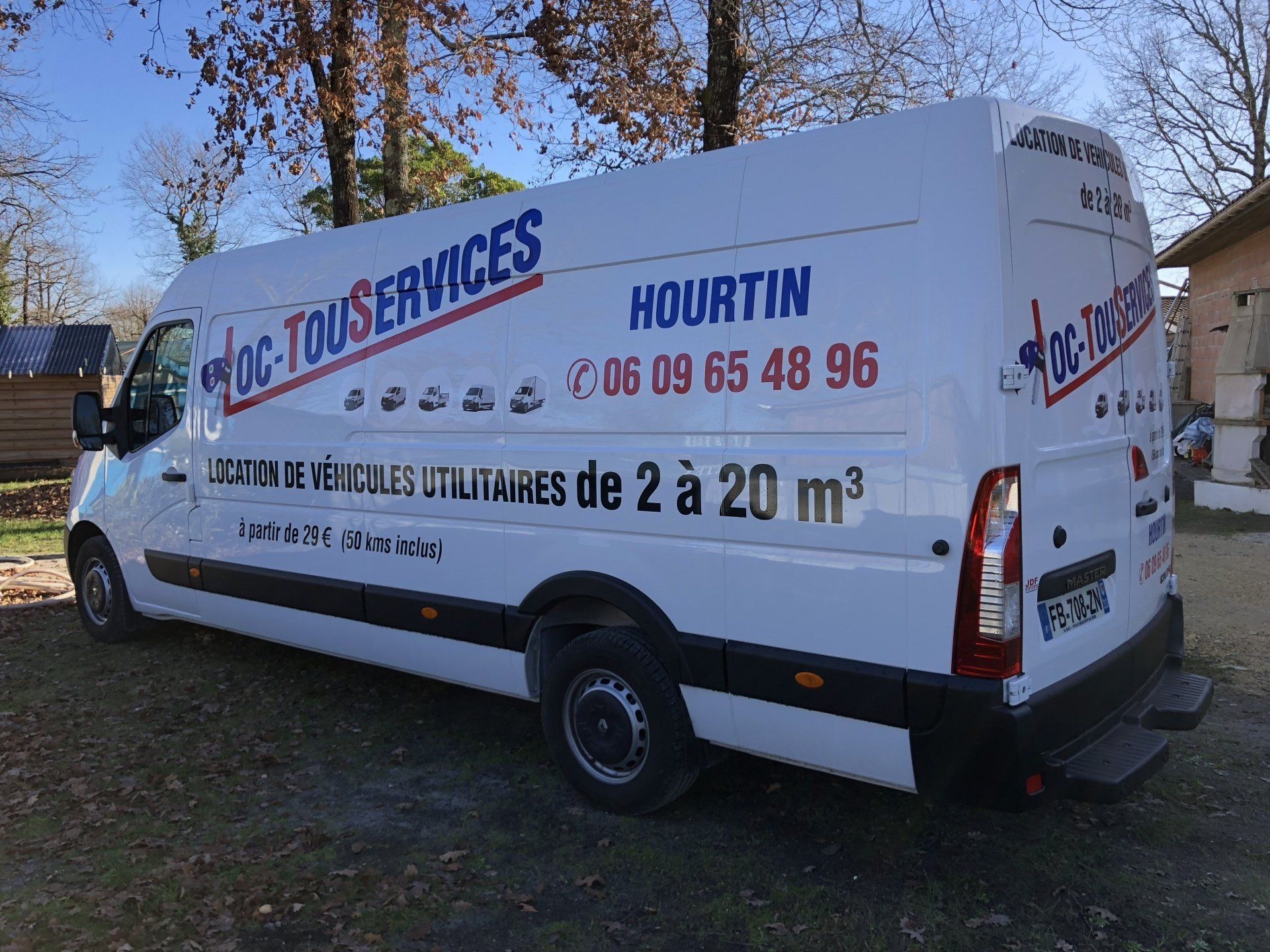 Photo du flocage d'une camionnette blanche de Loc-TouServices