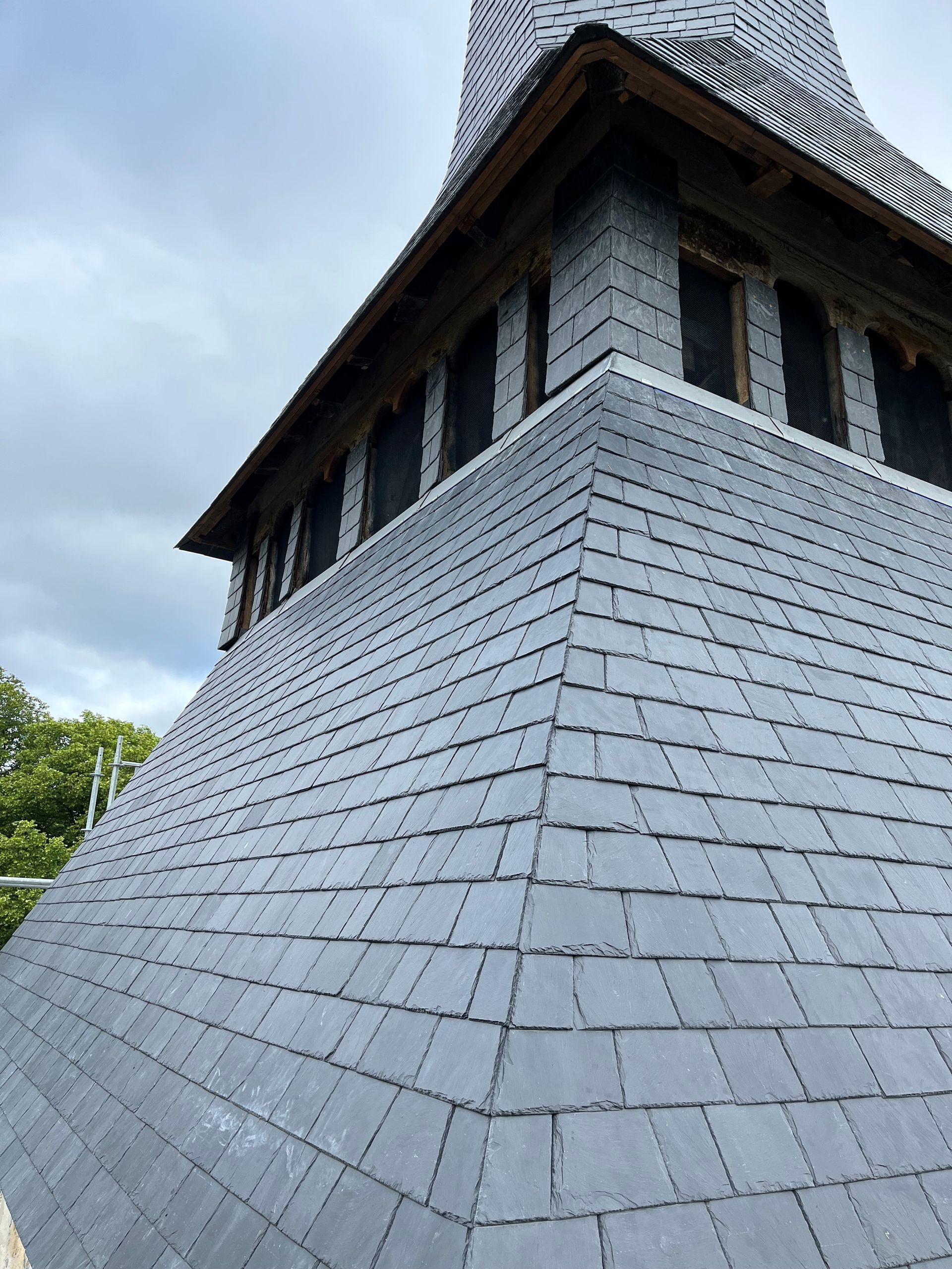 Toiture en cuivre avec une descente de gouttière en cuivre