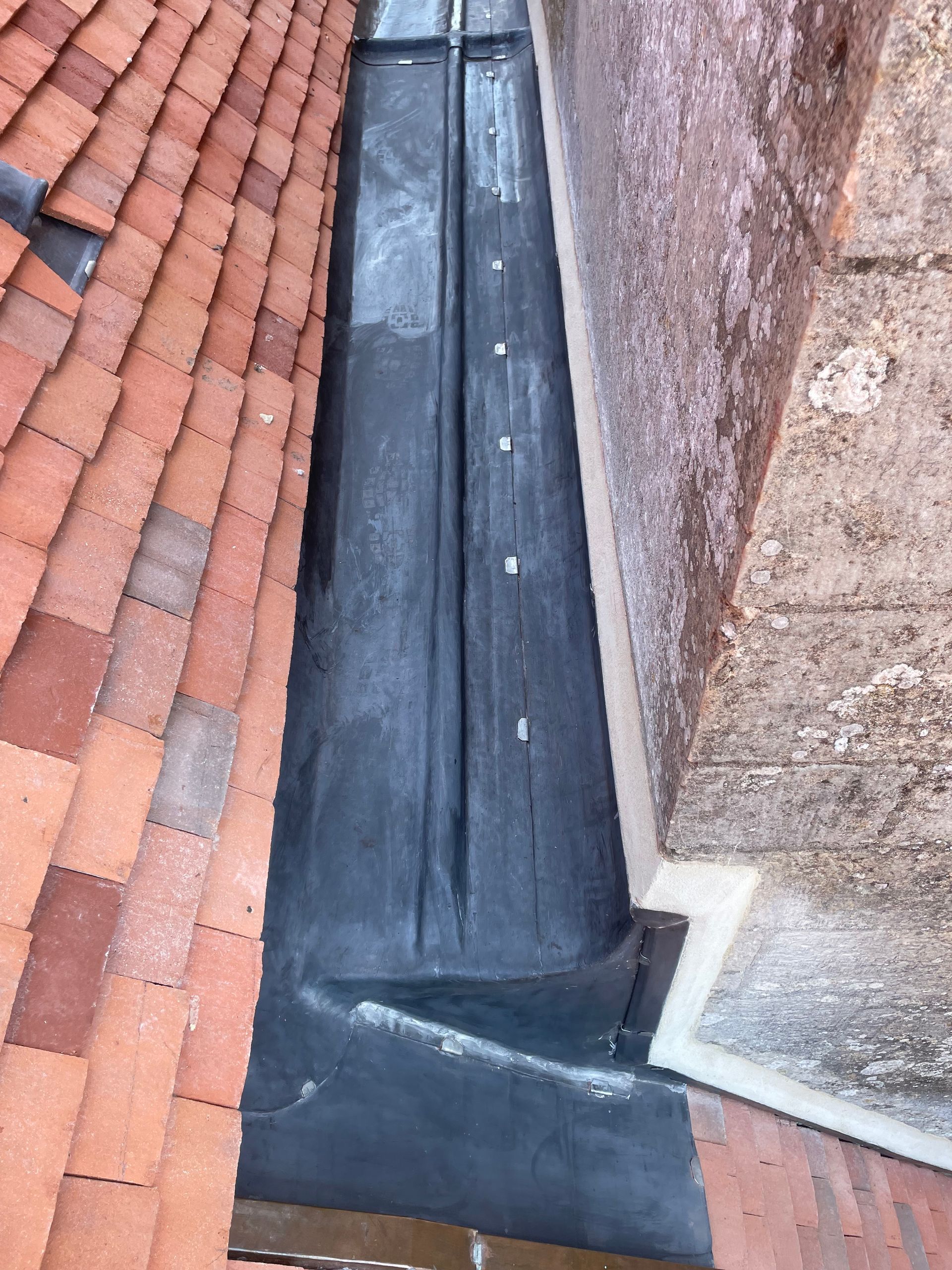 Installation d'une noue pour l'étanchéité