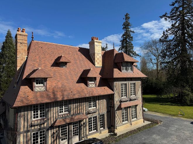 Toiture rénovée d'une maison avec des colombages