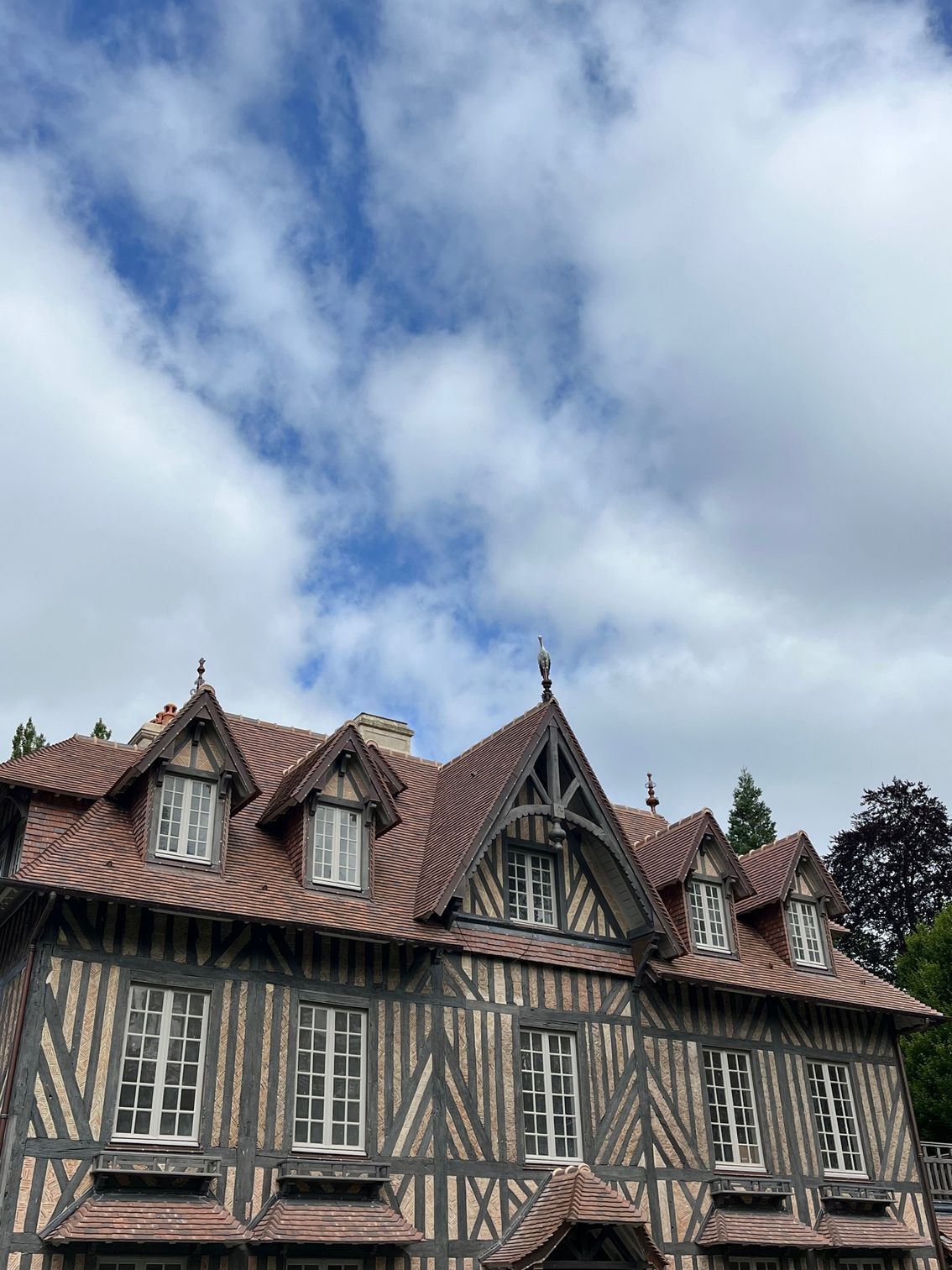 Façade avant d'un manoir à colombages