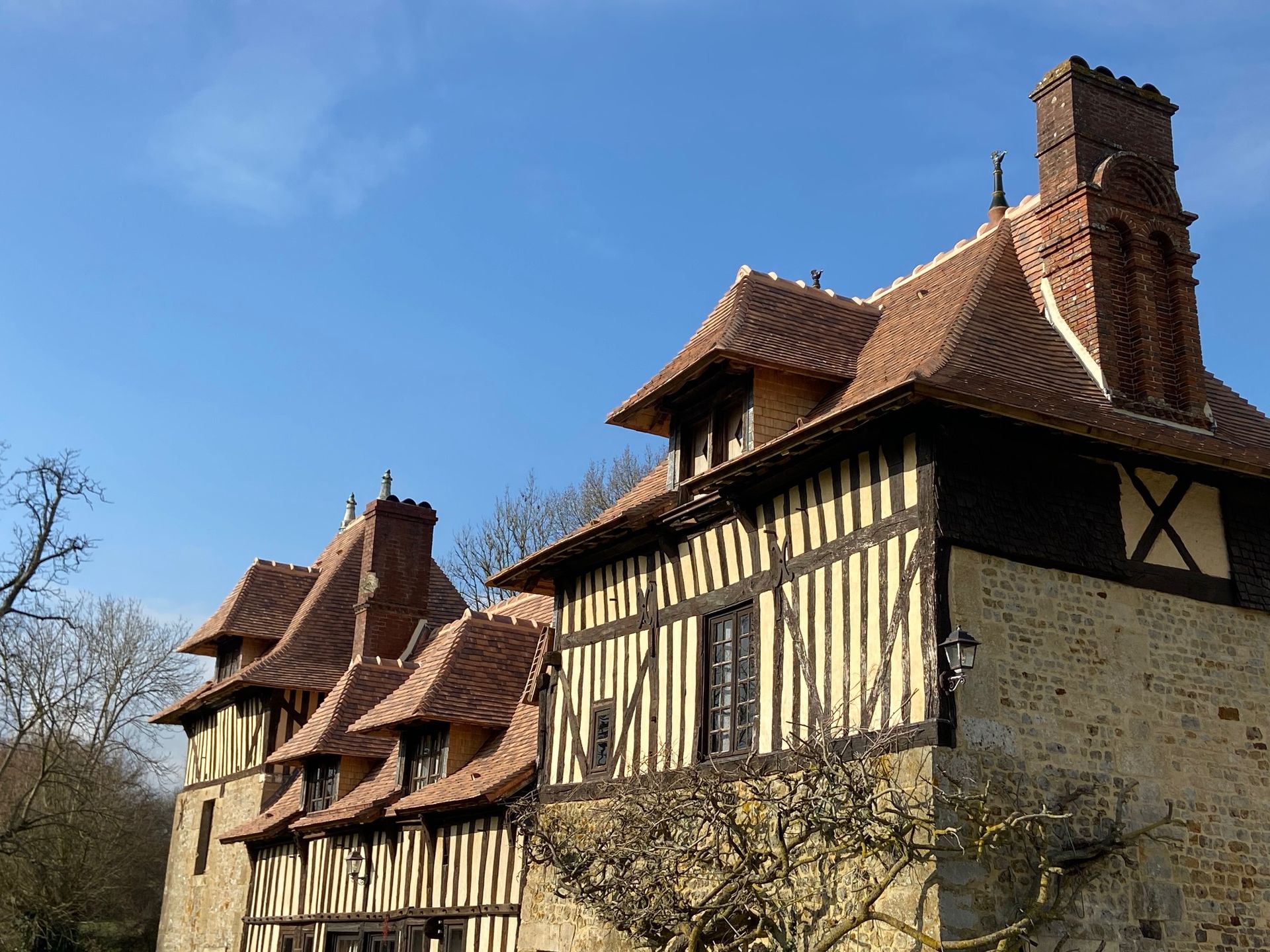 Manoir avec des toits rénovés et des façades à colombages