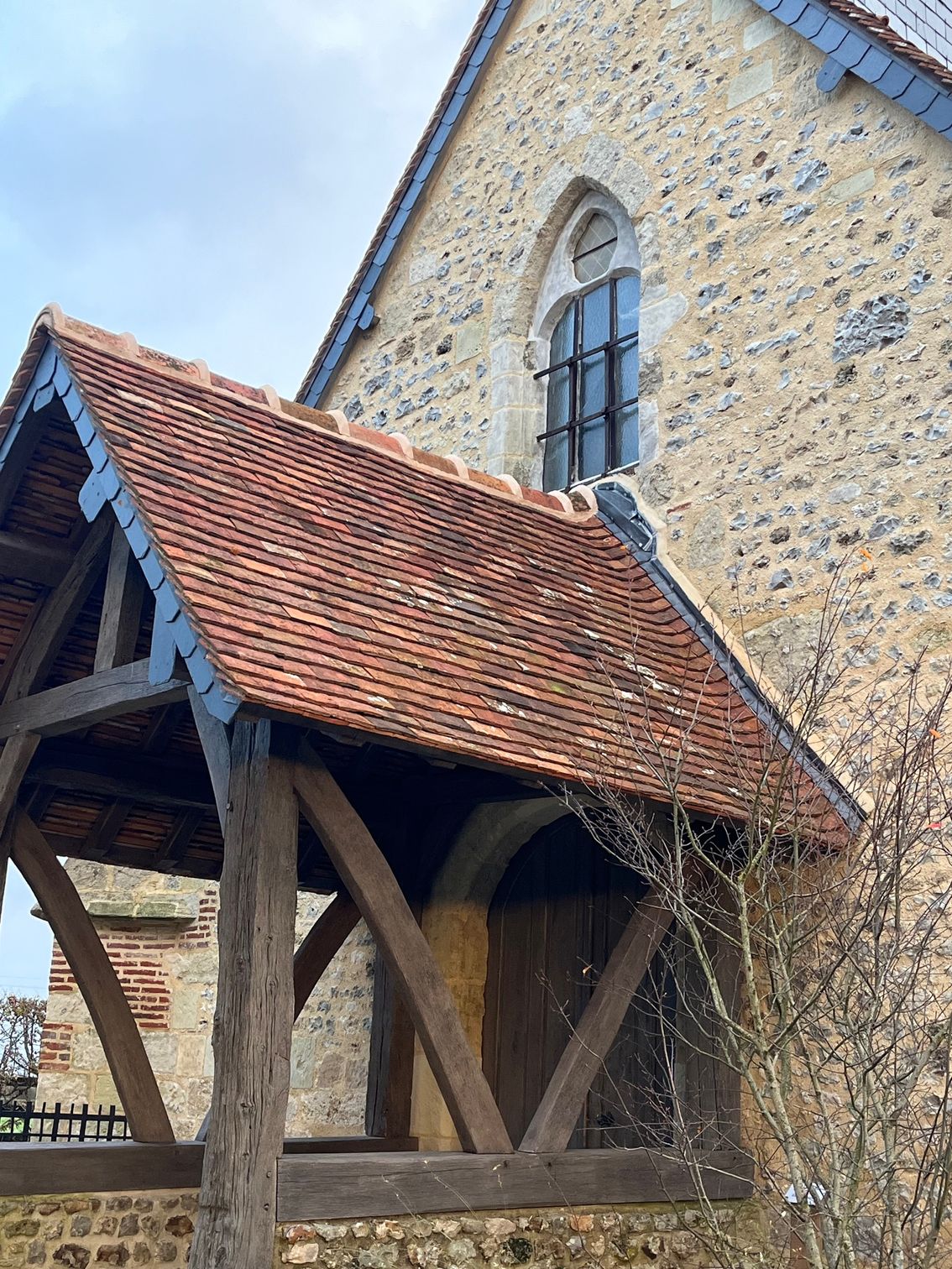 Mise en place de solins sur l'avant-toit en tuiles d'une chapelle
