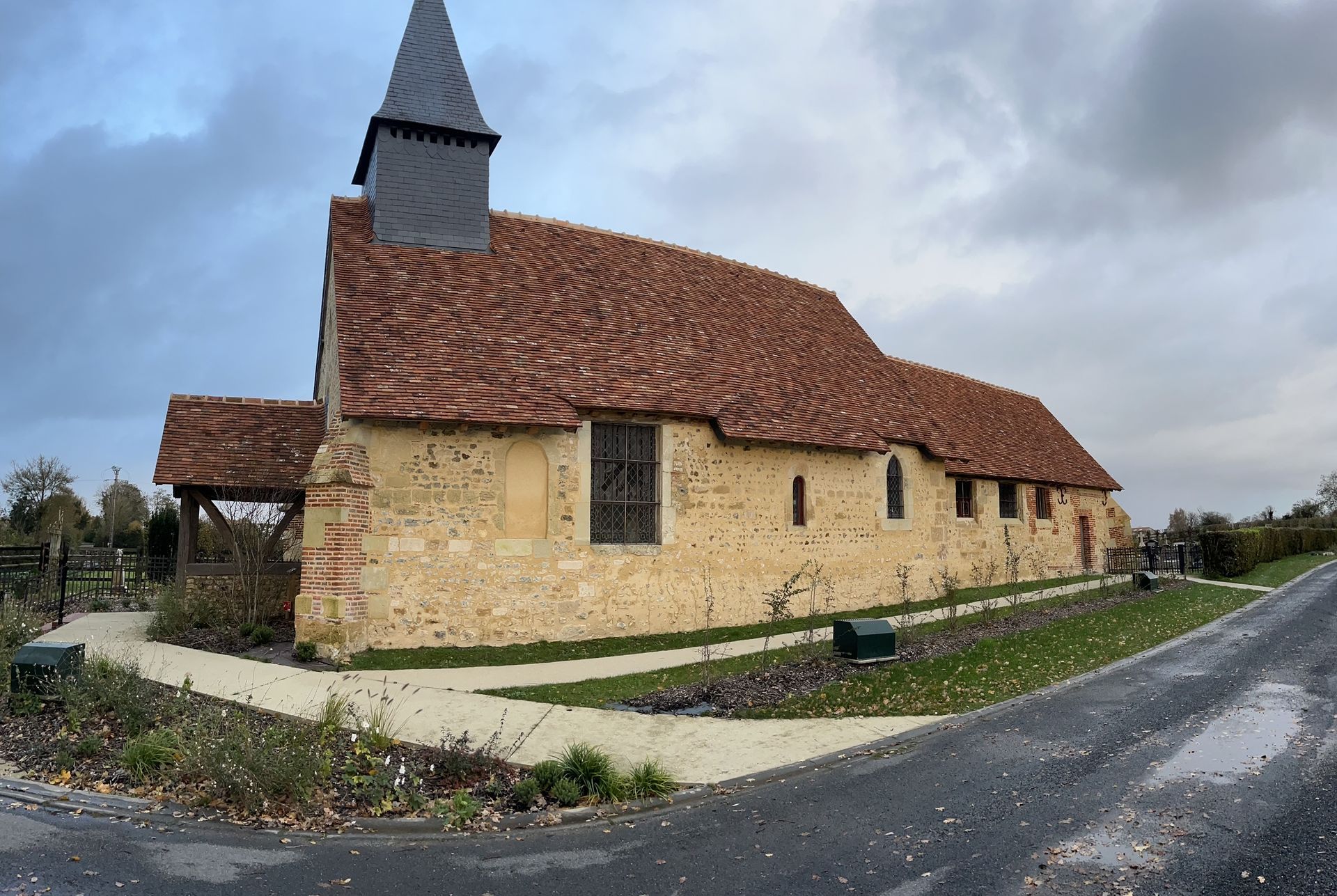 Réfection terminée de la toiture et du bardage en ardoise pour le clocher d'une église