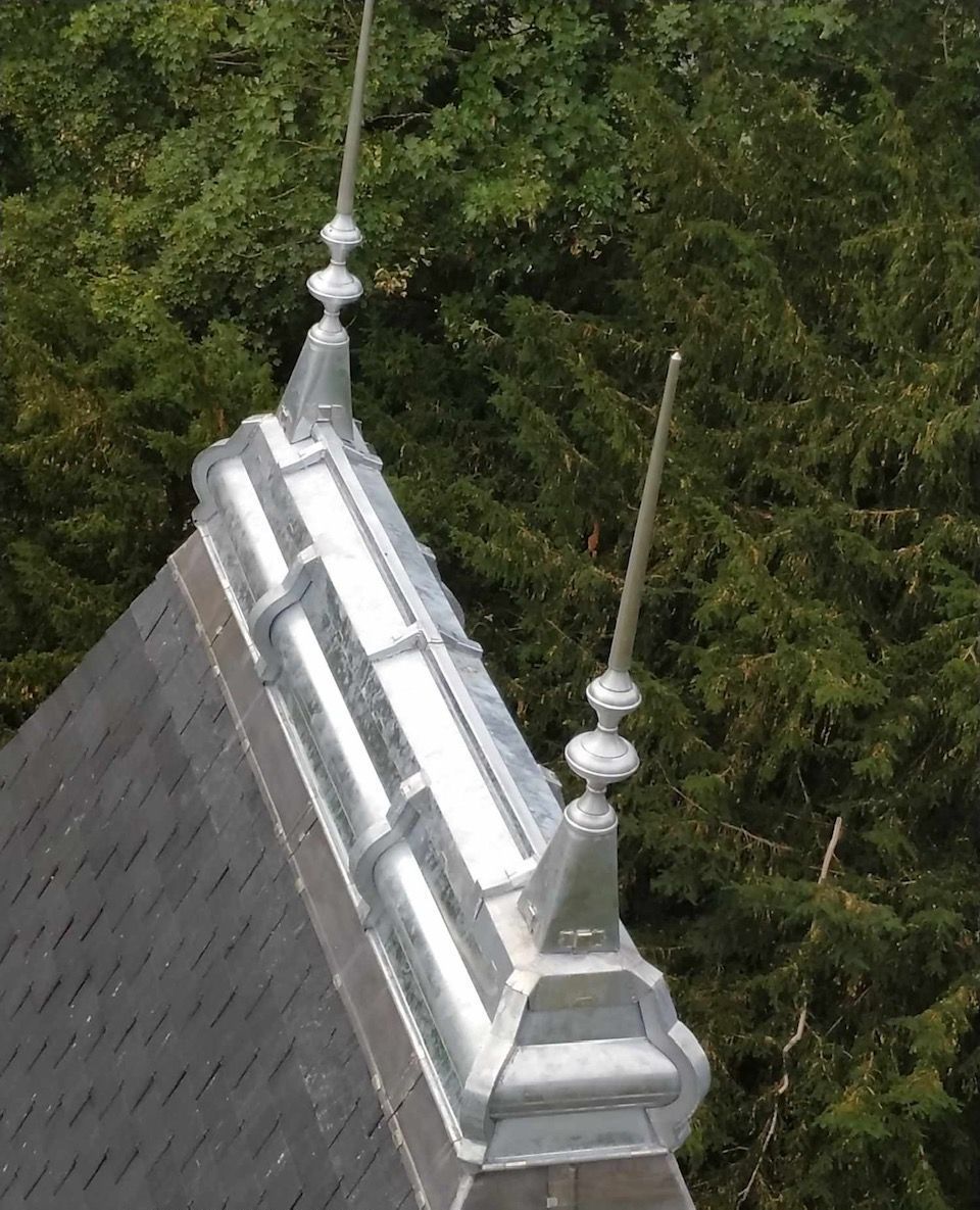 Deux pointes avec une base en métal sur le faîtage d'une toiture