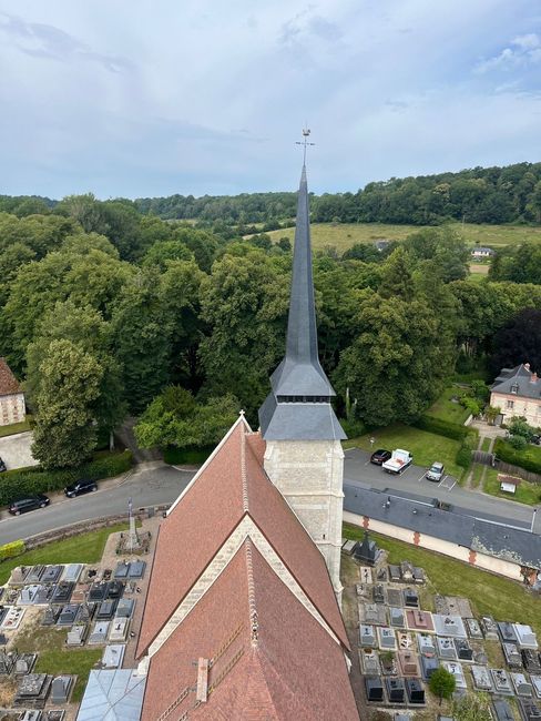 Clocher en ardoise et toiture d'église en tuiles plates