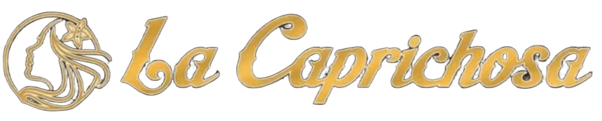Logotipo dorado de &ldquo;La Caprichosa&rdquo; con un emblema de cabeza de caballo estilizada sobre un fondo blanco.