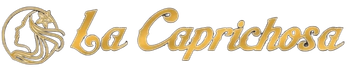 Logotipo dorado de &ldquo;La Caprichosa&rdquo; con un emblema de cabeza de caballo estilizada sobre un fondo blanco.