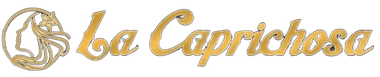 Logotipo dorado de &ldquo;La Caprichosa&rdquo; con un emblema de cabeza de caballo estilizada sobre un fondo blanco.