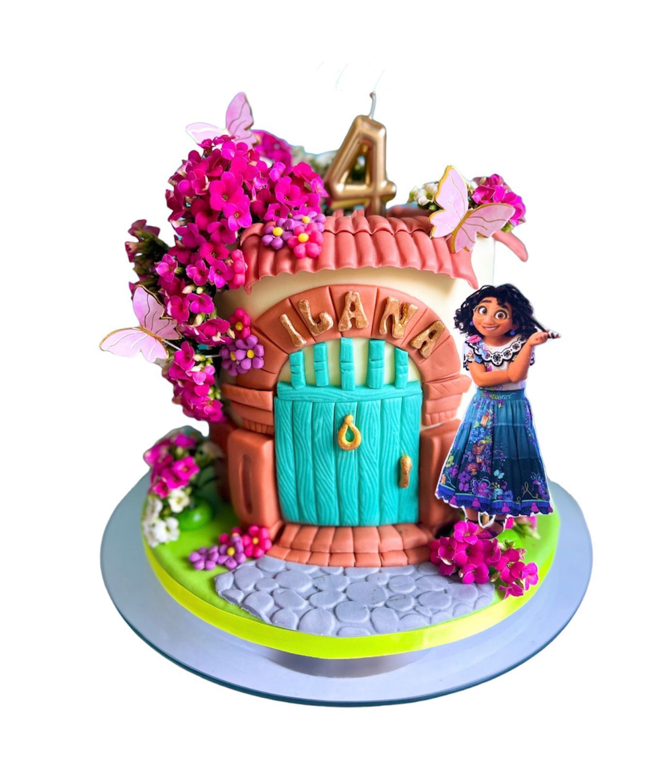 Un pastel con una puerta y flores encima.