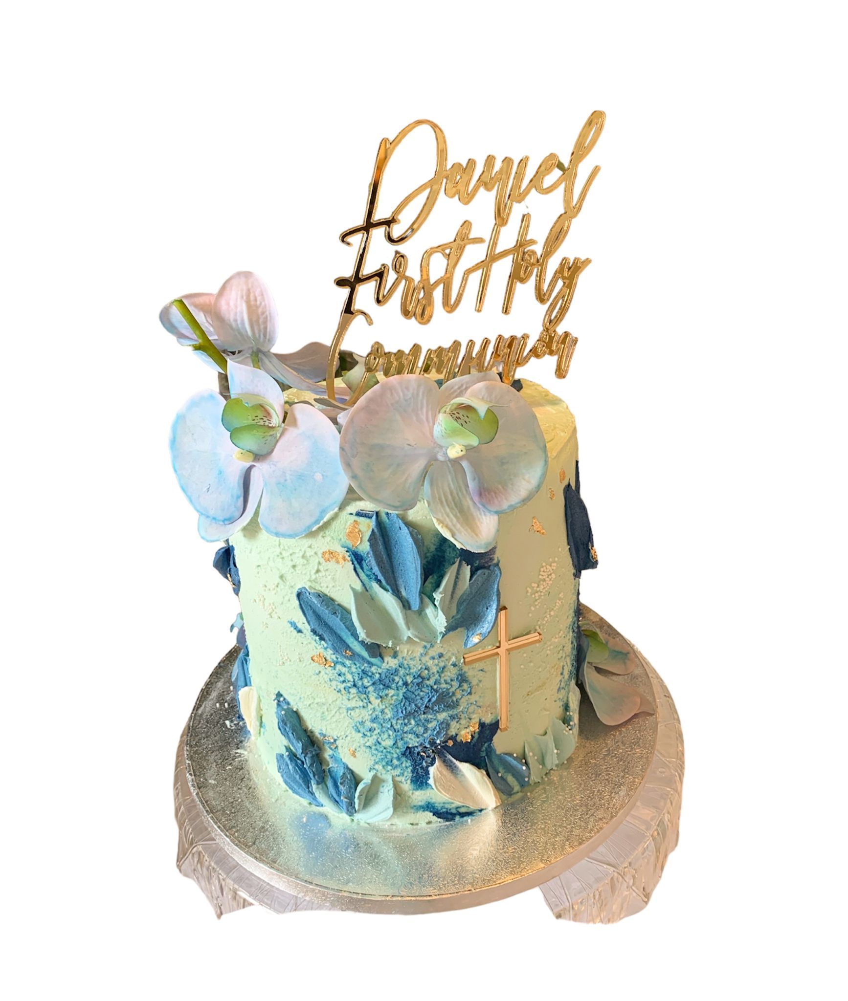 Un pastel con flores y un adorno que dice