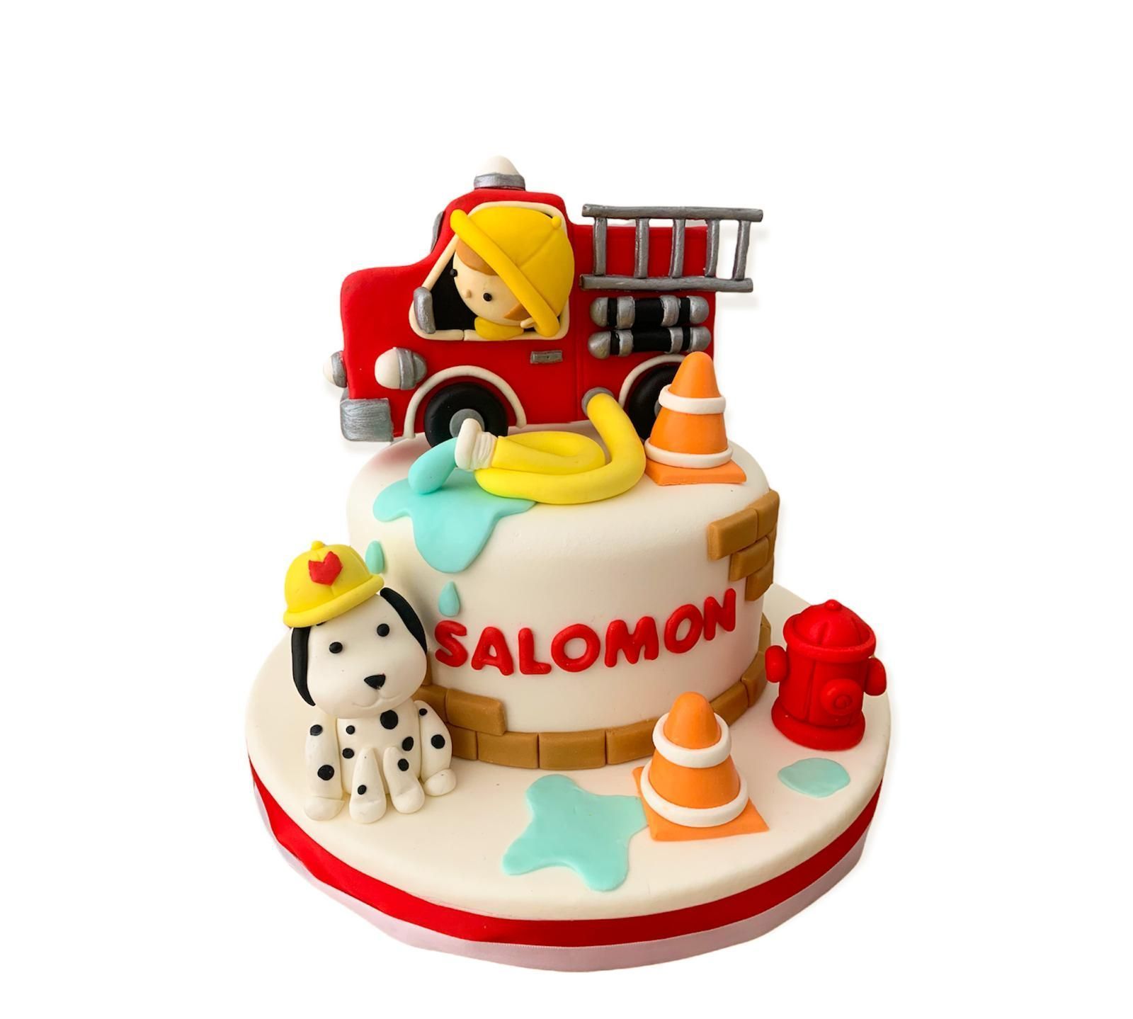 Un pastel con el nombre de Salomón.