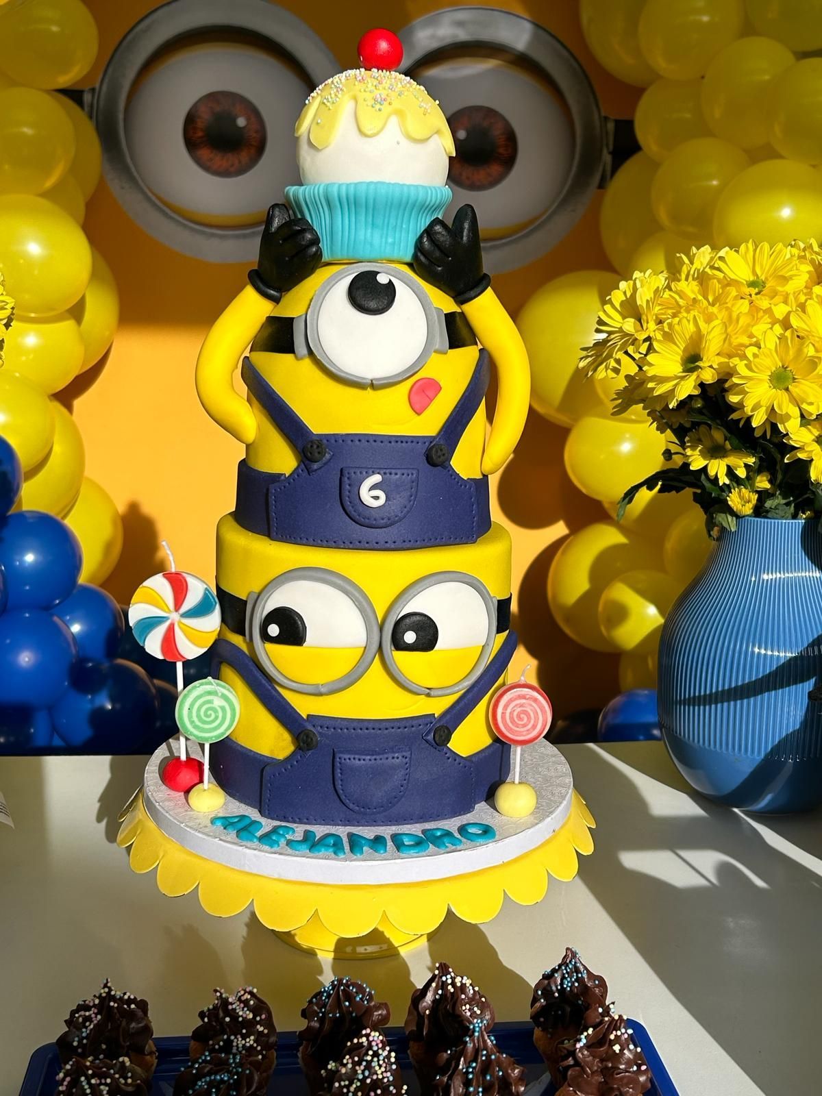 Un pastel de Minion con el número 6 en él