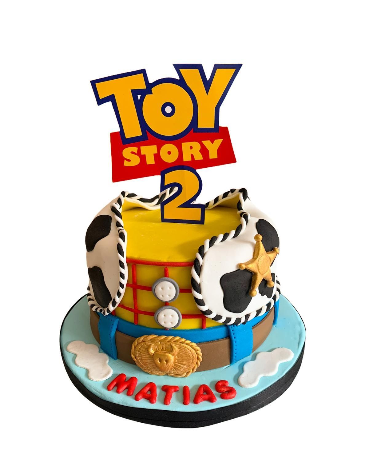 Un pastel de cumpleaños de Toy Story 2 con un sombrero de vaquero encima.