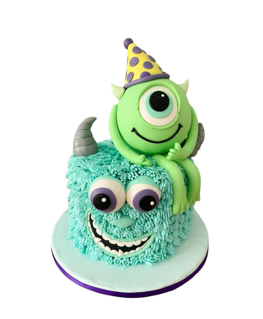 Un pastel con un monstruo encima.