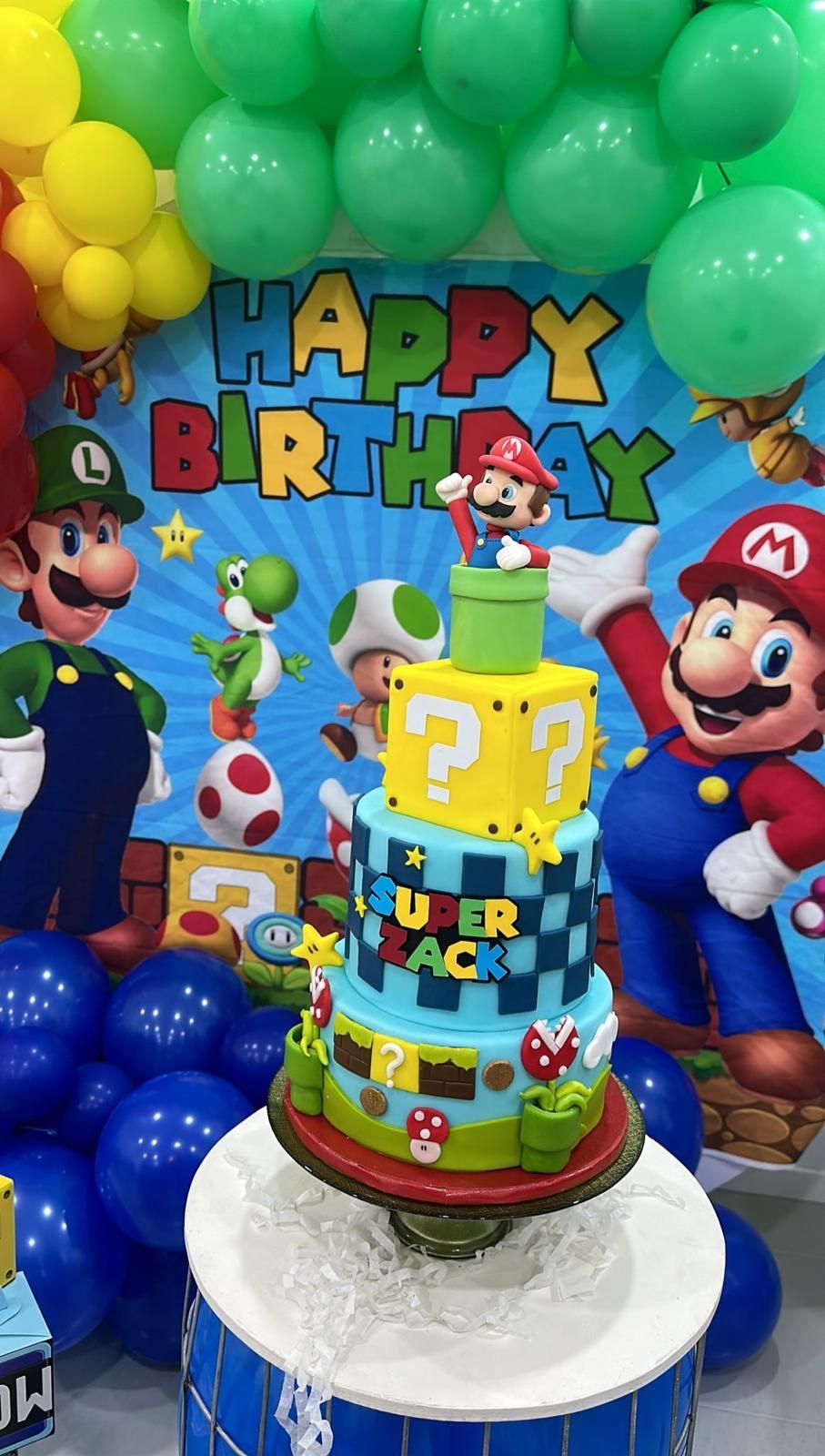 Un pastel de cumpleaños con Mario y Luigi.