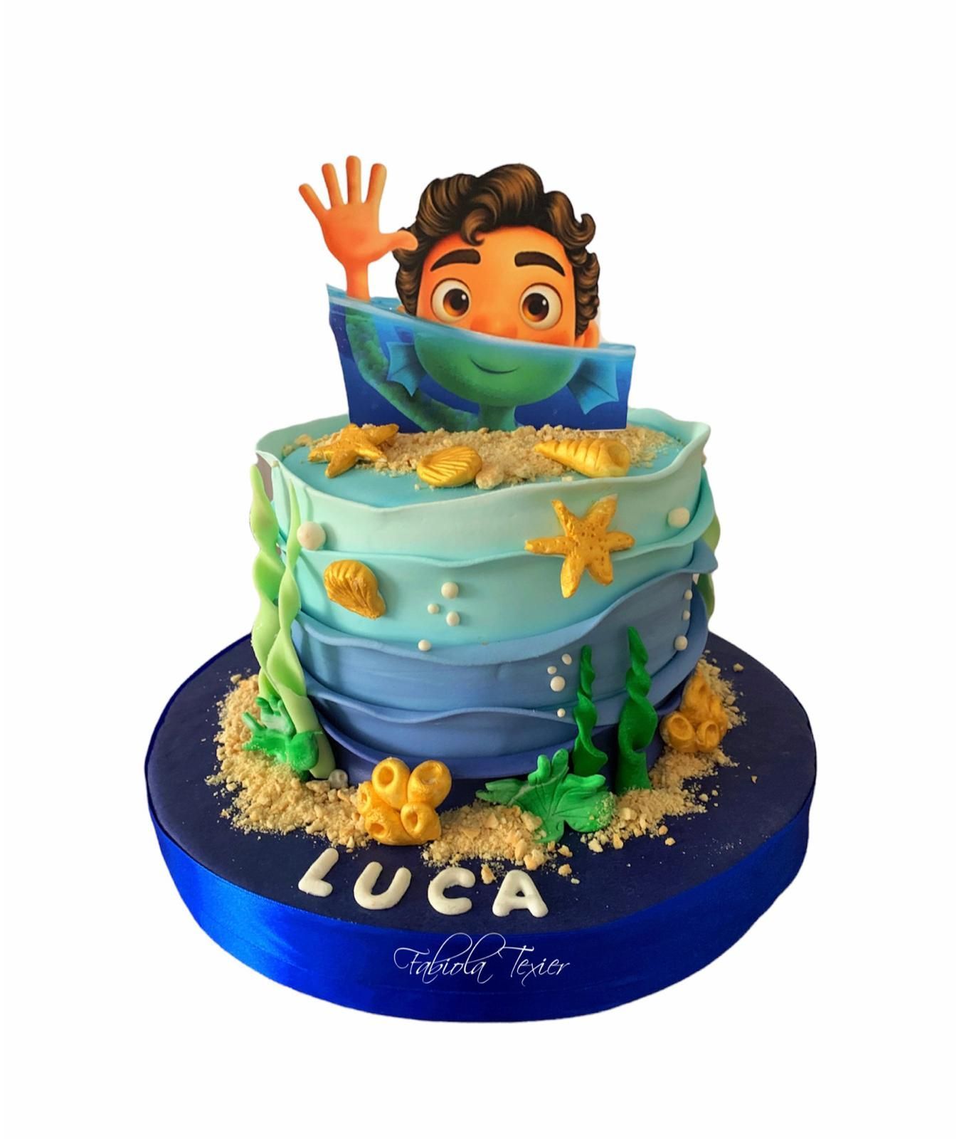 Un pastel con un personaje de dibujos animados y el nombre Luca.