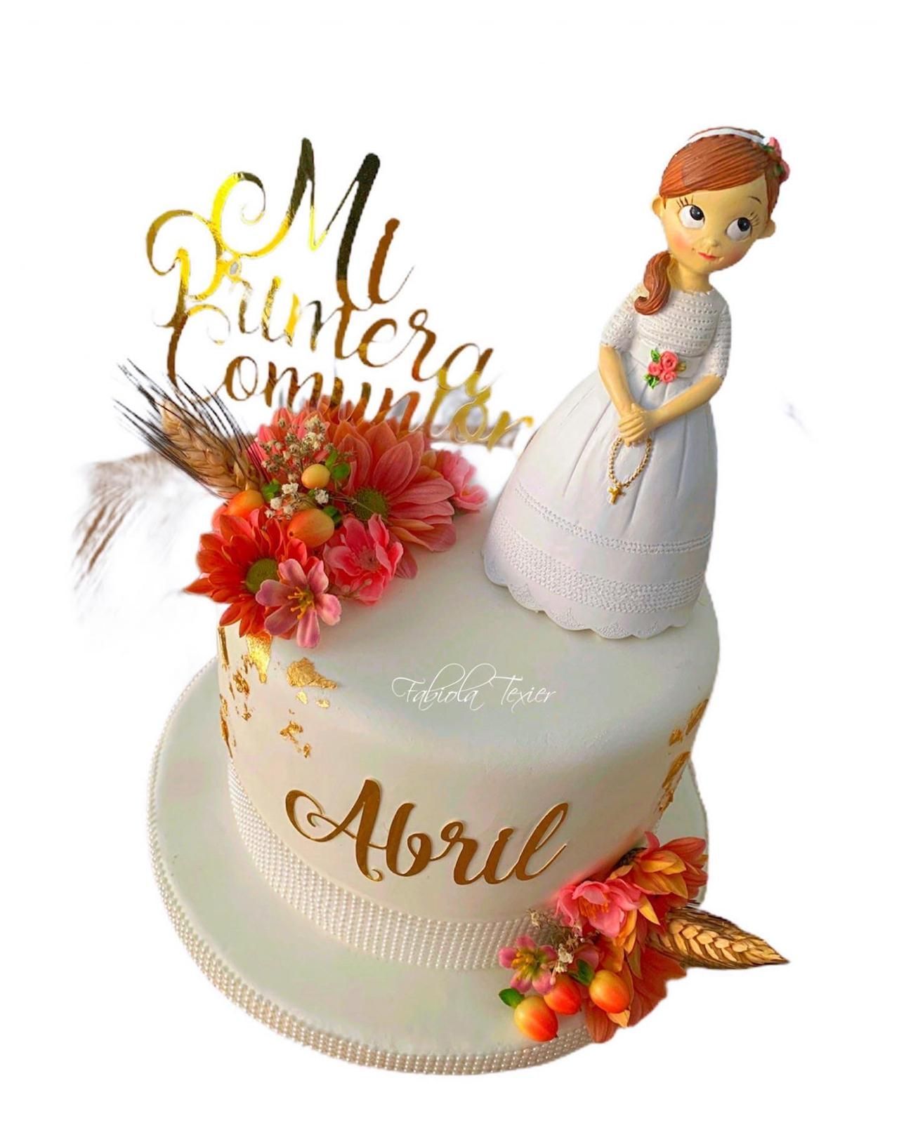 Un pastel con una figura de una niña encima.