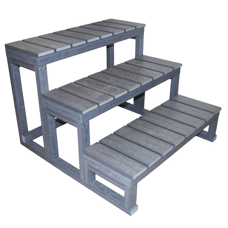 Entrée de spa grise à trois marches avec marches à lattes et cadre robuste.