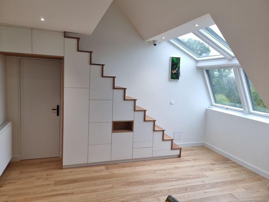 Un salon avec un capané blanc sous une toiture.
